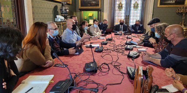 El alcalde acuerda con el colectivo vecinal Pulmón Verde iniciar un uso provisional de la parcela ubicada entre Arrayán y Divina Pastora