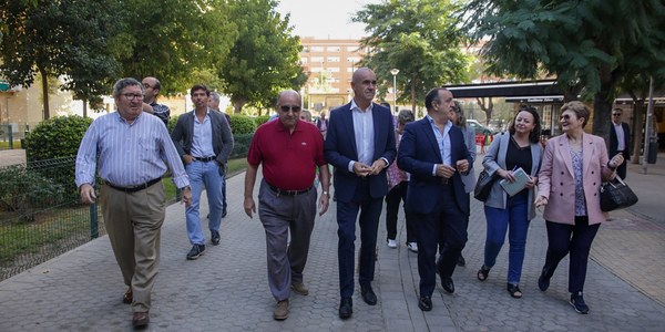 El alcalde analiza con vecinos de Tartessos y San José Obrero las mejoras que depararán para ambas barriadas la reordenación de Santa Justa, con sus áreas verdes, zonas residenciales y equipamientos vecinales, la creación del intercambiador con Metrocentro, Tranvibús, ferrocarril y autobuses y la ampliación de instalaciones deportivas