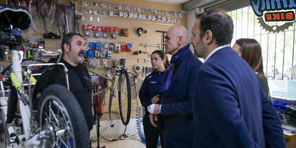 El alcalde analiza con vecinos y comerciantes del entorno de Emilio Lemos, en Sevilla Este, el refuerzo del transporte público asociado al Tranvibús y la puesta en marcha de iniciativas de mejora de la limpieza en la zona y avanza nuevas actuaciones de asfaltado del viario y en equipamientos infantiles