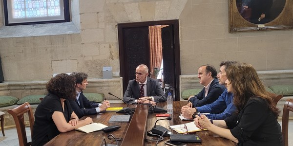 El alcalde analiza con Vueling la posibilidad de nuevos enlaces con el aeropuerto de Sevilla tras anunciar la aerolínea 17 rutas para la temporada de verano, de ellas 4 internacionales
