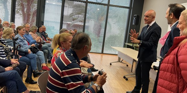 El alcalde anuncia a los vecinos la próxima licitación del ramal del Tranvibús para Alcosa, la ejecución del nuevo núcleo residencial y de equipamientos y zonas verdes de la antigua algodonera y los avances en la rehabilitación del parque de viviendas