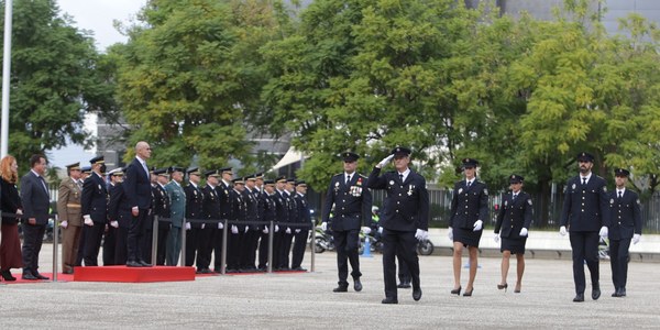 El alcalde anuncia otro incremento de la plantilla de la Policía Local, un refuerzo de las unidades de barrio, a las que estarán destinadas las nuevas incorporaciones, y un plan de modernización que incluye unificar los servicios de Policía Local, Bomberos, Protección Civil y CECOP en un Centro Integral de Emergencias para una mejor respuesta a la ciudadanía