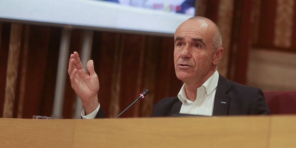 El alcalde aprueba un paquete de medidas anticrisis con una rebaja del 30 % en los títulos de Tussam, programas de empleo que posibilitarán 1.200 contrataciones para reforzar los servicios públicos e iniciativas de impulso a la creación de empresas