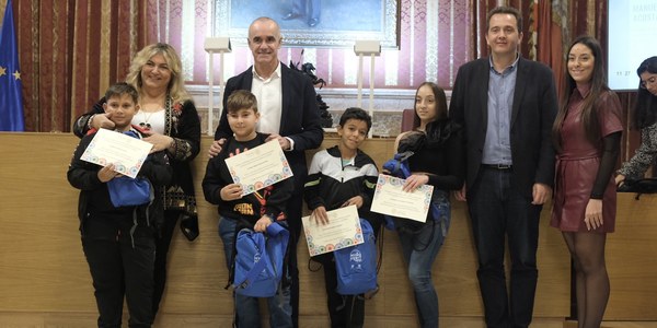 El alcalde apuesta por “blindar los avances obtenidos” por el pueblo gitano durante el acto de entrega de los premios ‘La equidad, nuestro éxito escolar’ con los que Fakali reconoce a estudiantes, familias y centros educativos por su trayectoria y su implicación en el trabajo con esta comunidad