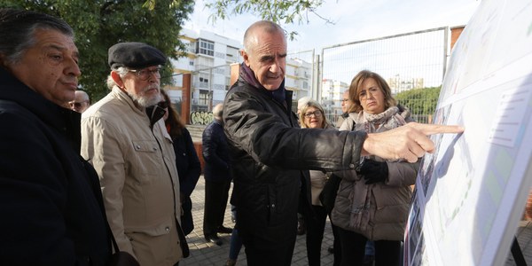 El alcalde concreta con entidades vecinales del Polígono Norte el próximo inicio de las obras para dotar de accesibilidad universal al entorno del centro de salud, los colegios, el mercado de abastos y las instalaciones deportivas con una inversión de 120.000 euros