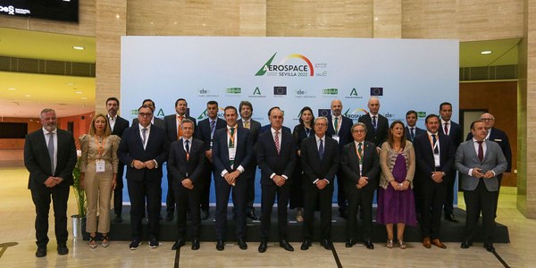 El alcalde considera que el relanzamiento de las políticas y el gasto en Defensa generan nuevas oportunidades para la industria aeroespacial de Sevilla