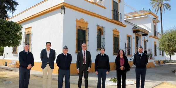 El alcalde de Sevilla aborda con las autoridades militares de Tablada una mayor apertura del Acuartelamiento a la ciudad a través del turismo, la cultura y la historia de la aeronáutica y la aviación