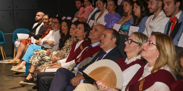 El alcalde de Sevilla preside el acto de imposición de becas del alumnado de la Escuela Superior Sevilla de Moda y destaca el talento local y el carácter estratégico del sector para la economía y la imagen de ciudad