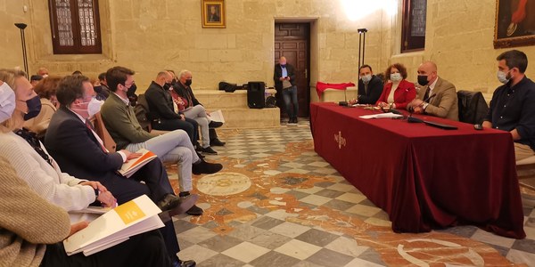 El alcalde de Sevilla preside la primera sesión del Consejo Municipal de Memoria Democrática que aborda los avances del Centro de Interpretación de la antigua cárcel de la Ranilla y de la exhumación de la fosa de Pico Reja