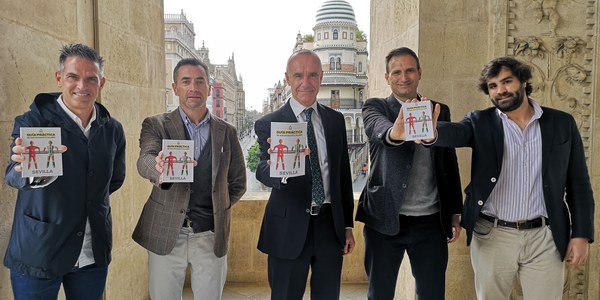 El alcalde de Sevilla recibe de Football Nomads la primera guía de viajes de la ciudad dirigida a los aficionados al fútbol