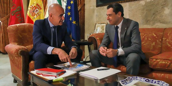 El alcalde de Sevilla y el presidente de la Junta de Andalucía acuerdan crear una comisión institucional con presencia también del Gobierno central para analizar la ley de capitalidad, la tasa turística, los recursos para barrios desfavorecidos, los servicios públicos que acompasen el crecimiento urbanístico de la ciudad e inversiones en infraestructuras