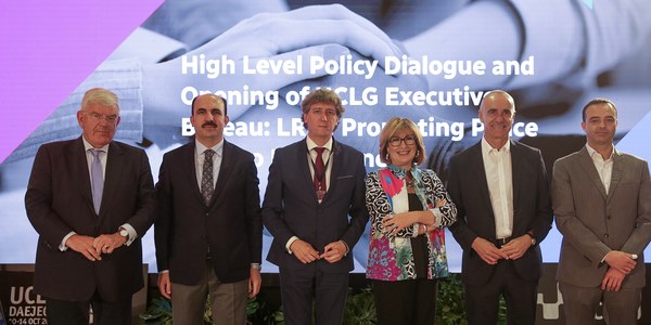 El alcalde defiende la inversión pública como motor del crecimiento económico durante la asamblea ejecutiva de la mayor organización mundial de gobiernos locales y regionales que se celebra en FIBES