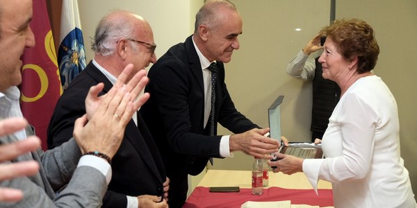El alcalde destaca el impulso a la actividad comercial minorista que han supuesto la reurbanización de la Avenida del Greco y el lanzamiento del Bono Sevilla durante la entrega de premios de la Asociación de Comerciantes de Huerta de Santa Teresa-San Pablo