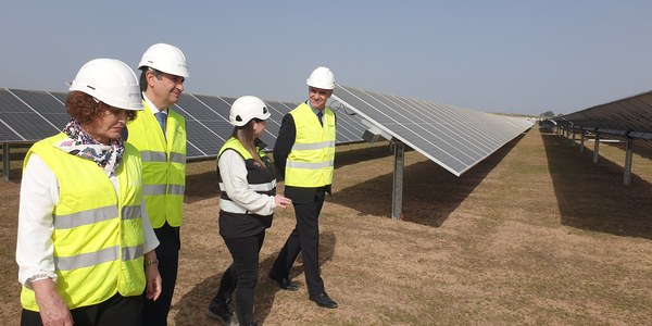 El alcalde destaca el impulso a las energías limpias en Sevilla con la nueva planta solar de Endesa en Torrepalma