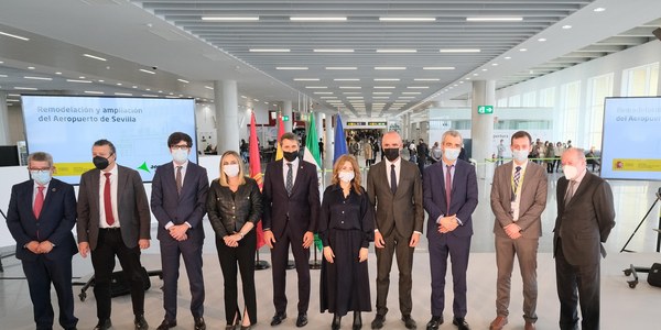 El alcalde destaca el impulso que la ampliación del Aeropuerto tendrá para la recuperación turística y económica e insiste en reclamar a Gobierno y Junta su conexión ferroviaria con Santa Justa