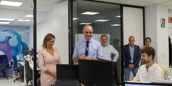 El alcalde destaca la contribución de la firma sevillana Skylife Engineering a la industria aeroespacial y a la innovación y la tecnología aplicadas a otras industrias estratégicas para Sevilla como la digital o la de energías limpias