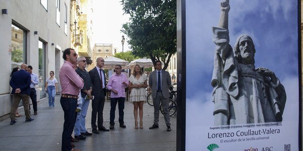 El alcalde destaca la importancia de la exposición urbana de Coullaut-Valera en la Avenida de la Constitución para divulgar la obra del escultor e ilustrador