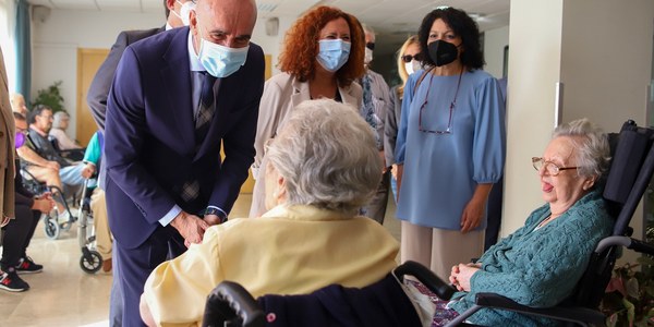 El alcalde destaca la labor social y laboral que desempeña la Fundación Doña María desde el barrio de Los Bermejales en colaboración con el Ayuntamiento de Sevilla y el éxito de su incorporación al programa de empleo municipal Redes +