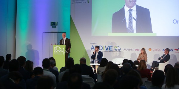 El alcalde destaca que las medidas que el Ayuntamiento está poniendo en marcha están posicionando a Sevilla en la revolución de la movilidad basada en el vehículo eléctrico como compromiso con la lucha contra el cambio climático y oportunidad de crecimiento económico