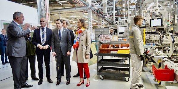El alcalde destaca que Renault hace de nuevo historia en su fábrica de San Jerónimo al centralizar la producción de cajas de cambio para la movilidad eléctrica del grupo a nivel mundial y estrenar instalaciones que aumentarán el reciclado de piezas y permitirán una segunda vida para los vehículos