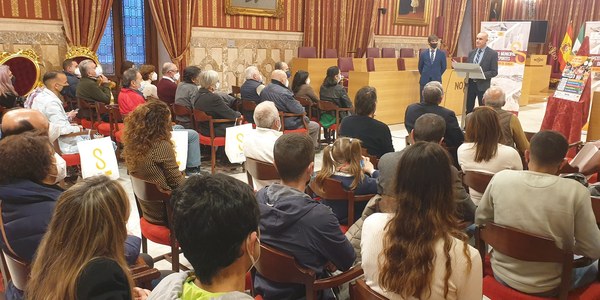 El alcalde entrega los dorsales de honor del circuito de carreras populares Sevilla10 que reconocen a 30 deportistas por destacar por sus marcas, constancia y participación