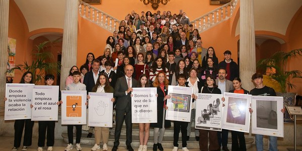 El alcalde entrega los premios al alumnado ganador del concurso de la campaña del 25N, Día internacional contra la violencia hacia las mujeres, realizada con el cartel del IES Pino Montano y el lema del IES Murillo