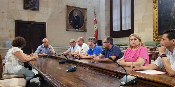 El alcalde exige un compromiso del Gobierno de España y la Junta de Andalucía para salvar la empresa Abengoa y sus empleos