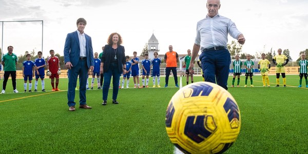 El alcalde inaugura el nuevo campo de fútbol de césped artificial de Bellavista tras 364.000 euros de inversión y anuncia una nueva pista de atletismo en su centro deportivo con 871.000 euros de presupuesto