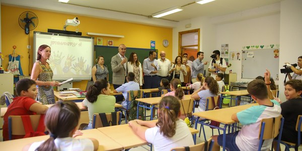 El alcalde inaugura el nuevo curso escolar en Sevilla tras desplegar el Ayuntamiento este año una inversión “histórica” en los colegios públicos de 14 millones de euros