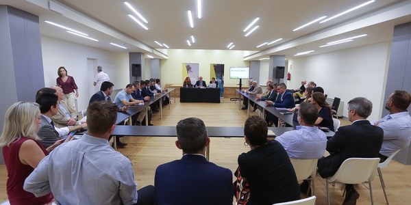 El alcalde inicia con una treintena de empresas TIC el trabajo para acordar una estrategia digital para la ciudad que refuerce la mejora de los servicios públicos y desarrolle el tejido empresarial y el empleo y que se presentará antes julio