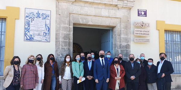 El alcalde lanza una estrategia de trabajo conjunto con comerciantes de Triana y el Casco Antiguo para ejecutar los proyectos a abordar con los 1,4 millones de euros de fondos europeos captados por el Ayuntamiento de Sevilla destinados a iniciativas de apoyo al comercio de Triana y Casco Antiguo