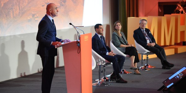 El alcalde realiza un llamamiento a apostar por la minería andaluza frente a la crisis internacional para así garantizar el suministro de materias primas, el desarrollo tecnológico e industrial y el cambio hacia un modelo energético más sostenible