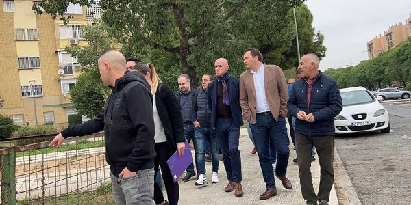 El alcalde mantiene un encuentro con vecinos de la barriada de Los Mares, en Pino Montano, para trasladarles las obras de reurbanización de calles previstas conforme avance la ejecución de la Línea 3 del Metro y que se ultima el proyecto de mejora para el bulevar