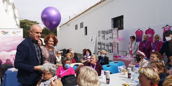 El alcalde participa en las actividades del VI Encuentro por la Igualdad organizado por el Ayuntamiento en el Parque del Alamillo