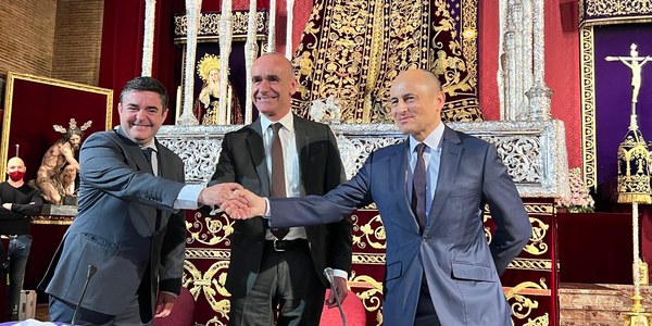 El alcalde preside la firma del protocolo de cesión de la Capilla de la antigua Fábrica de Tabacos a Las Cigarreras, que pone fin a la demanda histórica de esta Hermandad tras el acuerdo impulsado por el Ayuntamiento con el grupo inversor que recuperará la antigua fábrica de tabacos de Los Remedios