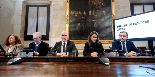 El alcalde presenta un proyecto de Presupuesto para 2023 con el mayor gasto social de la historia del Ayuntamiento, una gran inversión, un refuerzo de limpieza, seguridad y transporte público sostenible, programas específicos para los barrios de transformación social y una amplia variedad de apoyo al emprendimiento