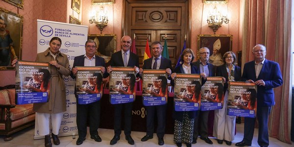 El alcalde realiza un llamamiento a la solidaridad para apoyar la campaña la ‘Gran Recogida 2022’ del Banco de Alimentos de Sevilla que tiene como objetivo superar el medio millón de kilos