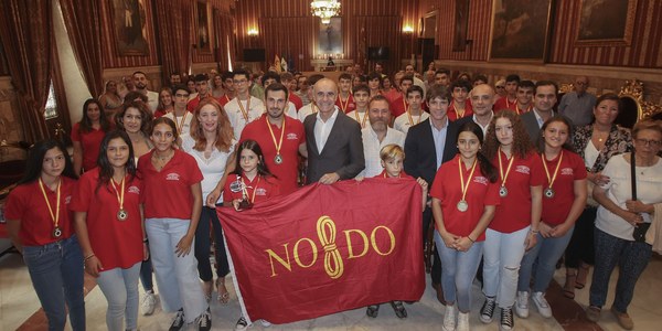 El alcalde recibe a los 30 medallistas del Club de Remo Guadalquivir 86 en la Copa de España de Remo 2022