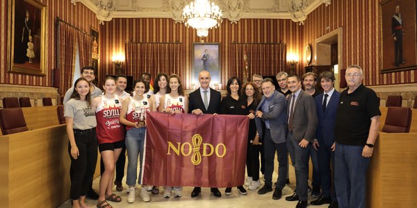 El alcalde recibe al Beiman Baloncesto Sevilla en el Ayuntamiento tras su ascenso a Liga Femenina 2