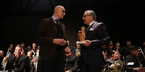 El alcalde de Sevilla recoge un reconocimiento de la Hermandad del Dulce Nombre de Bellavista por el apoyo municipal a su comedor social, que tendrá garantizada durante dos años más la aportación económica del Ayuntamiento para la atención a personas vulnerables