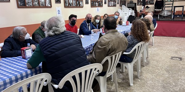 El alcalde refuerza el compromiso municipal con las peñas flamencas que contarán con programación cultural y una línea de ayudas para gastos de funcionamiento durante este año
