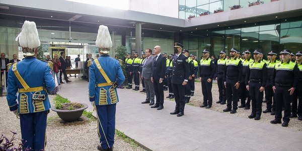 El alcalde reivindica el compromiso diario de los agentes de la Policía Local y sus familias con el servicio público y con los vecinos y vecinas de Sevilla en el homenaje a los fallecidos en acto de servicio
