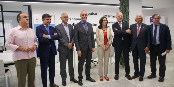 El alcalde respalda la nueva ventanilla única empresarial ‘Emprésate 360’ de la Cámara de Comercio como un nuevo espacio de creación, digitalización, innovación y aceleración de empresas y complemento de las medidas impulsadas por el Ayuntamiento para potenciar la labor empresarial