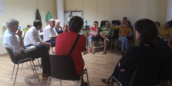 El alcalde se reúne con los vecinos de Torreblanca que permanecían en el centro cívico para analizar el avance en las inversiones de Endesa contra los cortes de luz
