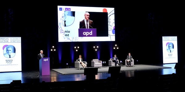 El alcalde defiende Sevilla como destino de inversiones en innovación, tecnología y sostenibilidad y como ejemplo de colaboración público-privada ante los 2.000 directivos de empresas nacionales e internacionales que se citan en FIBES en el Congreso de la Asociación para el Progreso de la Dirección