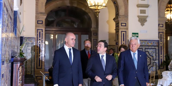 El alcalde solicita al Gobierno central que la conmemoración del centenario de la Exposición Iberoamericana de 1929 sea declarada de Especial Interés Público, se cree una comisión interadministrativa, la Casa de América tenga subsede en el Pabellón Real y la Cumbre Iberoamericana de 2029 se celebre en Sevilla