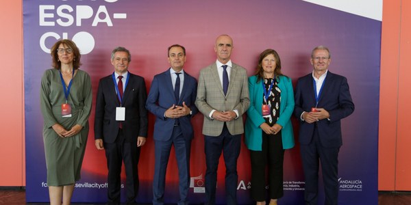 El alcalde suma apoyos empresariales y profesionales a la candidatura de Sevilla para ser sede de la Agencia Espacial Española durante la celebración de un evento de la industria aeroespacial en FIBES