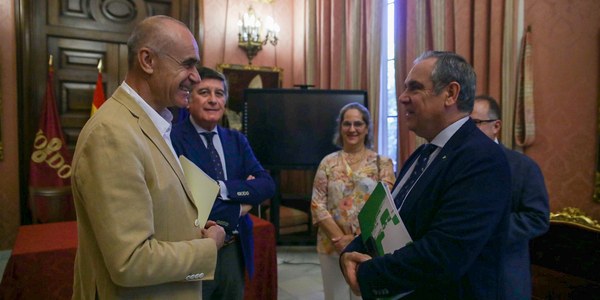 El alcalde y el Consejo General de Farmacéuticos ultiman los preparativos para el gran congreso mundial del sector que reunirá en septiembre en Sevilla a más de 5.000 profesionales