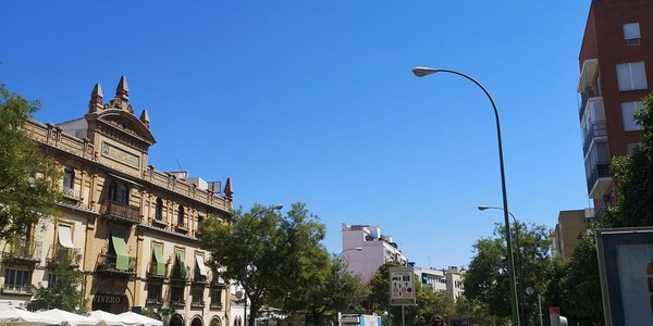 El Ayuntamiento abre al tráfico el tramo entre Jardines del Valle y San Julián y esta semana lo hará hasta el Arco de la Macarena mientras siguen los trabajos para mejorar la movilidad peatonal con el traslado del carril bici a la calzada dentro del  proyecto de reordenación de la Ronda Histórica