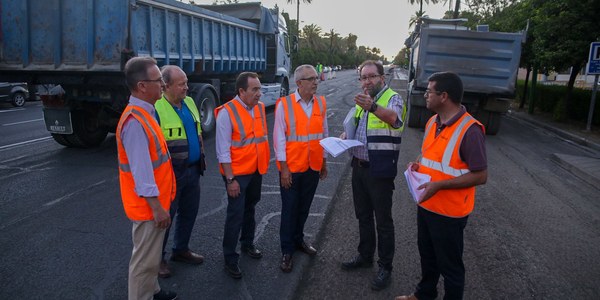 El Ayuntamiento abre al tráfico la Avenida de la Palmera tras culminar las obras de pavimentación de la calzada con el objetivo de mejorar la circulación y la seguridad vial, que incluyen un asfalto que reduce el ruido del tráfico rodado